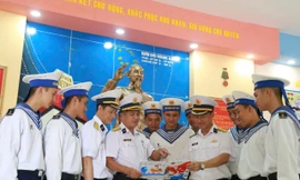 61 năm Chiến thắng trận đầu: Học trò tiếp lửa chiến sĩ Trường Sa bằng thư tay và tranh vẽ