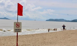 Du khách vô tư tắm biển Nha Trang bất chấp biển cấm và sóng to