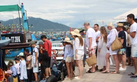 Du khách lên tàu đi tham quan tour biển đảo trên vịnh Nha Trang.