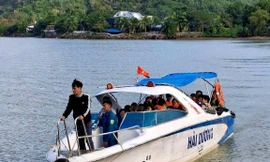 Khánh Hòa: Hơn 130 học sinh đến trường bằng ca nô sau sự cố trôi cầu gỗ Phú Kiểng