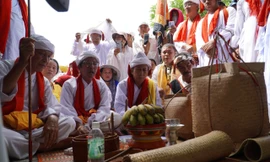 Hàng nghìn người Chăm rước y trang Mẹ xứ sở