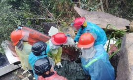 Đưa thi thể 2 nạn nhân cuối cùng ra khỏi xe, công bố danh sách 19 người bị thương