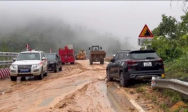 Khẩn trương khắc phục sạt lở đèo Khánh Lê, quốc lộ 27C vẫn bị chia cắt