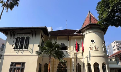 Lâu đài gần 100 tuổi giữa phố ở TPHCM bất ngờ gây sốt