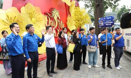 Bí thư Thường trực T.Ư Đoàn tiễn hơn 4.200 công nhân, lao động trẻ về quê đón Tết