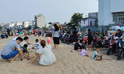 'Bãi biển' mới giữa lòng TPHCM thu hút giới trẻ