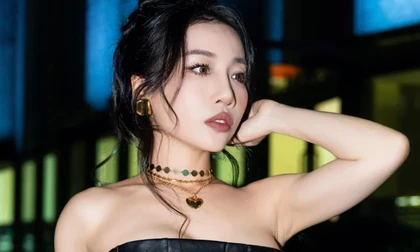 Cuộc gọi sau 10 năm khiến nữ ca sĩ suýt khóc