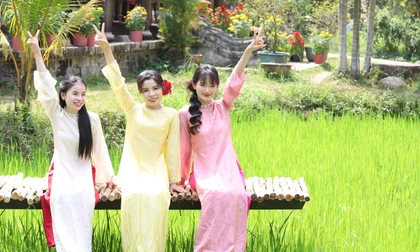 Thiếu nữ nô nức chụp ảnh Tết ở Bảo tàng Áo dài