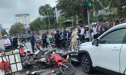 Tài xế ô tô 62 tuổi nghi đạp nhầm chân gây tai nạn cho 12 xe máy đang chờ đèn đỏ ở Hải Phòng