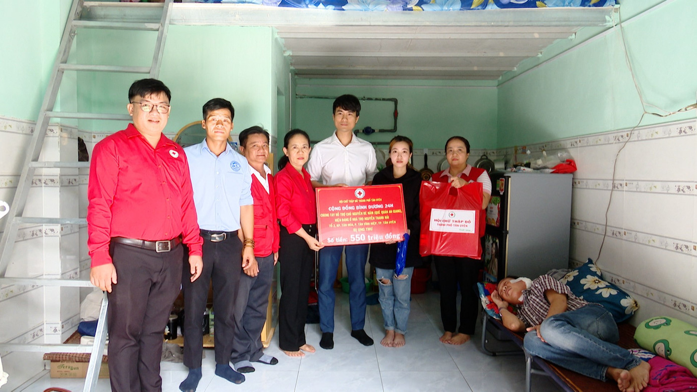 Anh Lê Thanh Trung (thứ 3 từ phải sang) cùng Hội Chữ thập Đỏ TP. Thủ Dầu Một (cũ) trao tiền hỗ trợ cho một trường hợp bị bệnh hiểm nghèo. nnn.jpg