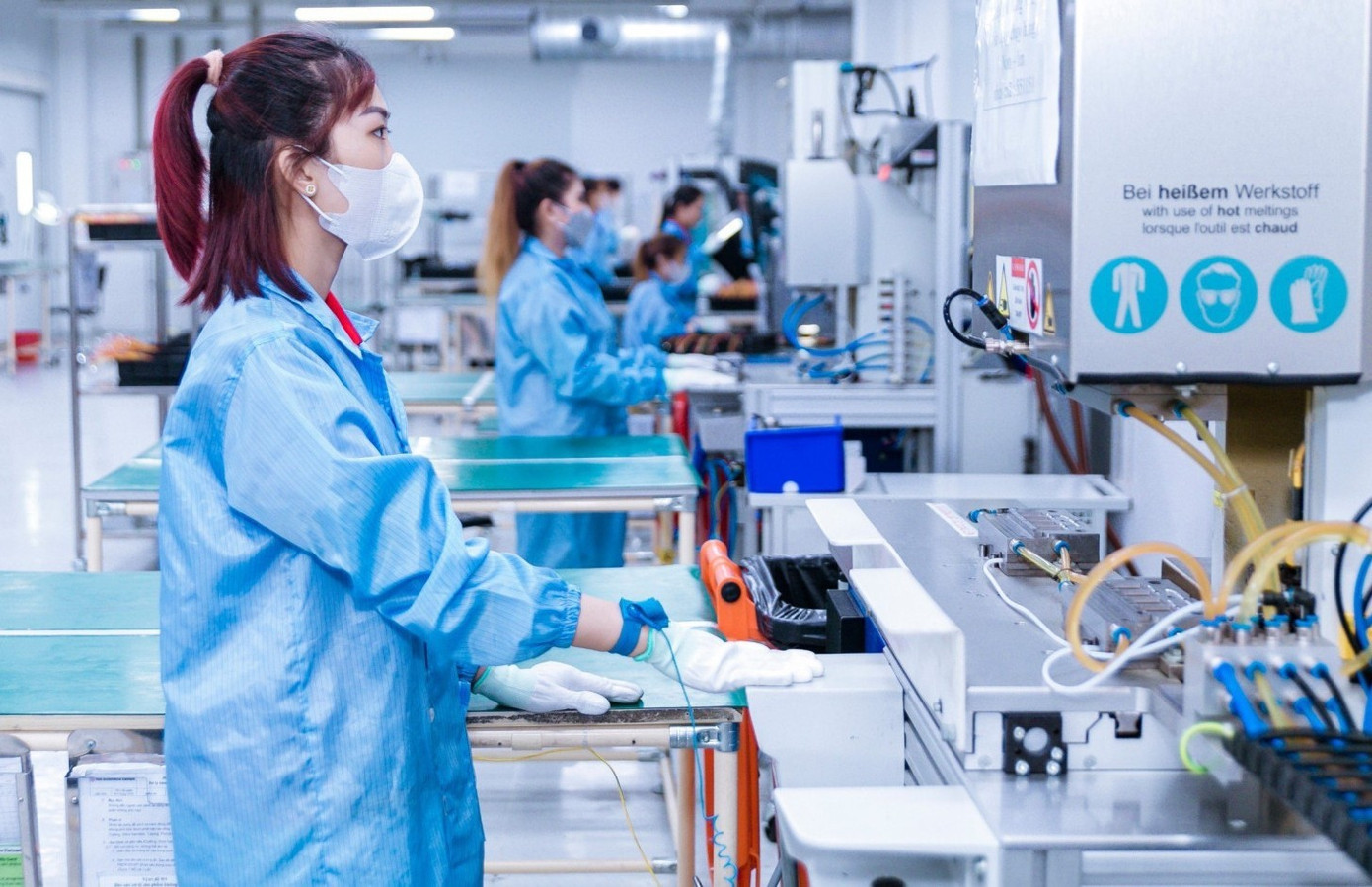 Công nhân sản xuất trong nhà máy ở TPHCM. bd.jpg
