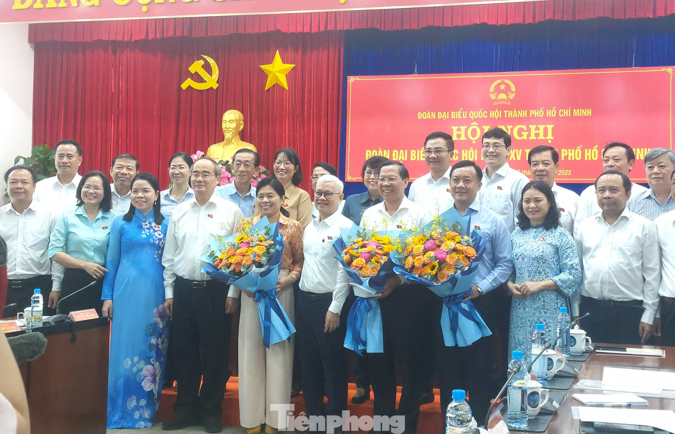 Đoàn ĐBQH TPHCM tặng hoa các nguyên lãnh đạo Đoàn ĐBQH nghỉ hưu và chuyển công tác tp-tphcm.jpg