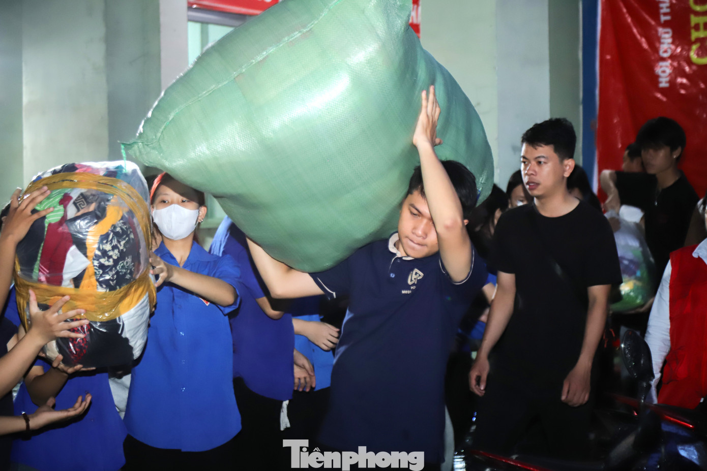 Từ lời kêu gọi của anh Trung, nhiều sinh viên đã tới hỗ trợ xếp dỡ hàng hóa cứu trợ. tp-bd.jpg