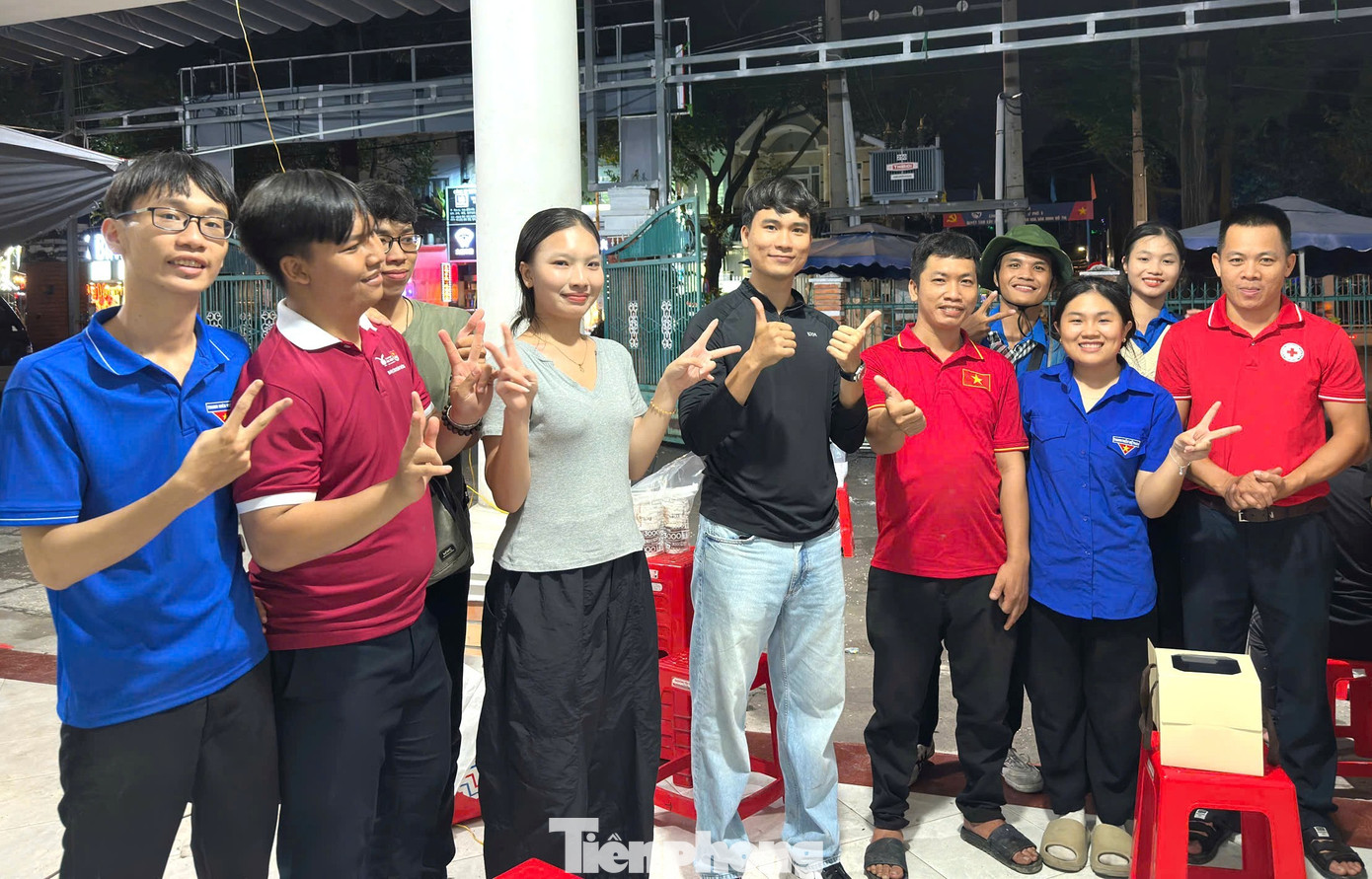 Anh Lê Thanh Trung (áo đen) cùng các tình nguyện viên thức đêm xếp hàng hóa cứu trợ đồng bào các tỉnh miền Bắc bị ảnh hưởng bởi bão lũ. tp-bd-0.jpg