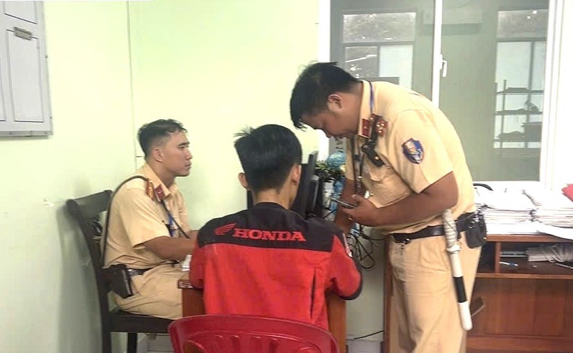 Lực lượng chức năng làm việc với người đàn ông điều khiển xe máy bằng một bánh bd.jpg
