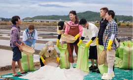 Gia Đình Haha tập 6: Duy Khánh "phân thân" đón BB Trần, dàn nghệ sĩ làm diêm dân