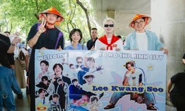 Lee Kwang Soo xuất hiện tại TP.HCM, nhận quà từ Duy Khánh và Hoàng Hà