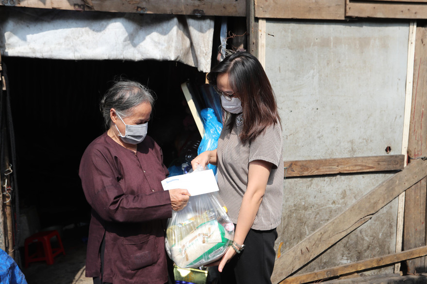Một hộ dân khó khăn ở Hà Nội nhận quà tiếp sức từ Công ty TNHH Hybrid Technologies Việt Nam