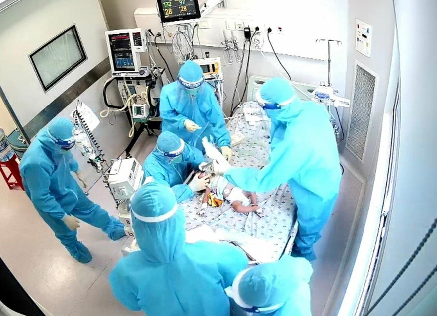 Bác sĩ 'chạy đua' cứu bé sơ sinh bị tim bẩm sinh mắc COVID-19