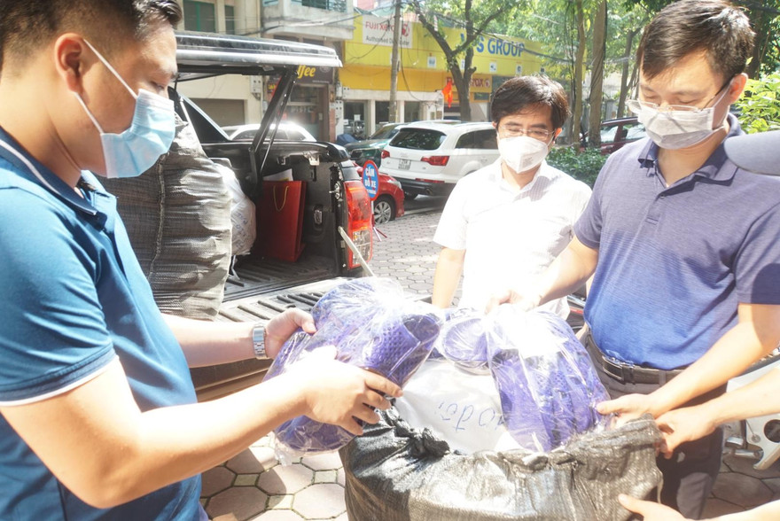 Công ty TNHH Bình Anh góp cho chương trình 1.000 đôi dép vào ngày 1/9