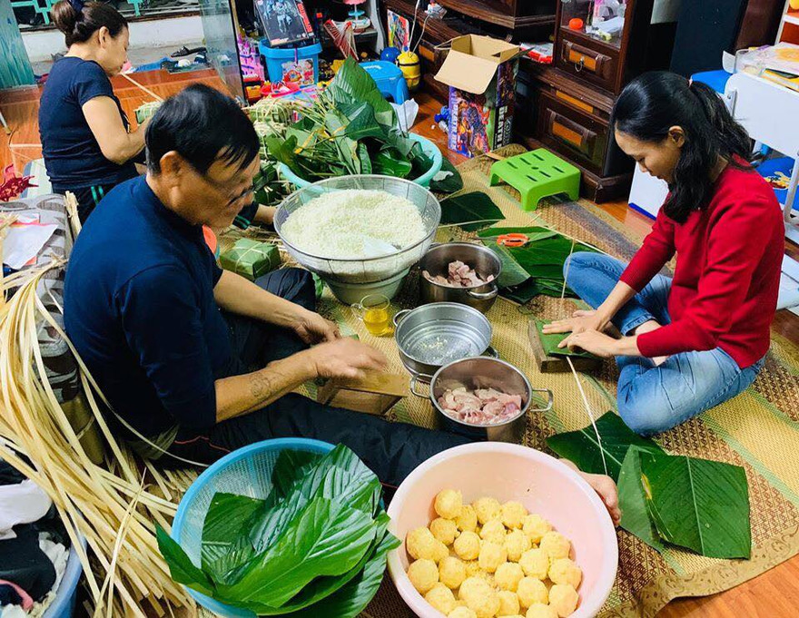 Việc cả nhà quây quần gói bánh chưng Tết là một phong tục có nhiều giá trị văn hóa nhưng ngày càng mai một. Ảnh: Minh Hạnh. 