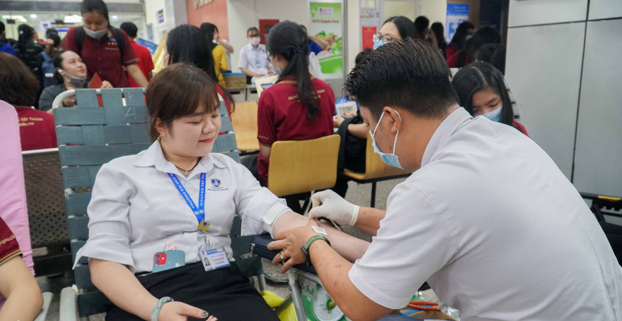 Sinh viên trường ĐH Nguyễn Tất Thành tham gia "Ngày tình nguyện Đỏ"