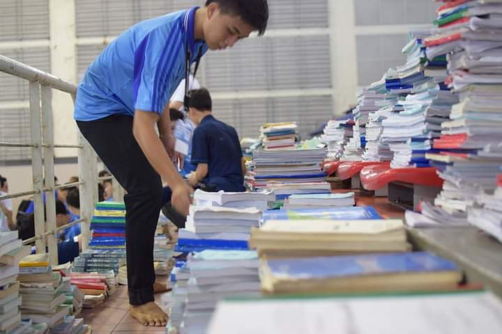 Ngày hội tặng sách và giáo trình cho tân sinh viên