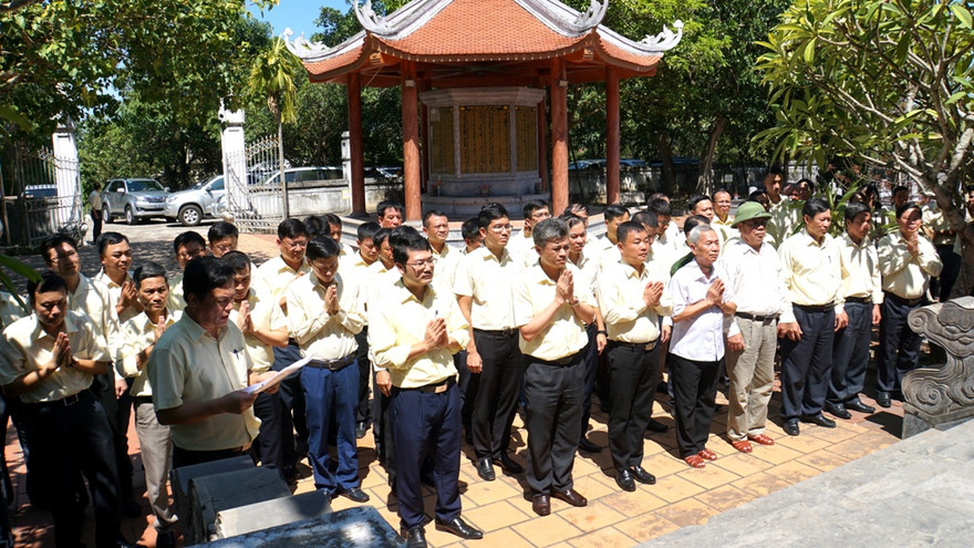 Lãnh đạo, cán bộ công nhân viên Tập đoàn Cienco4 kính cẩn nghiêng mình tưởng niệm và tri ân sự hy sinh anh dũng của các Liệt sĩ trong các cuộc kháng chiến cứu nước, dành lại độc lập tự do cho dân tộc