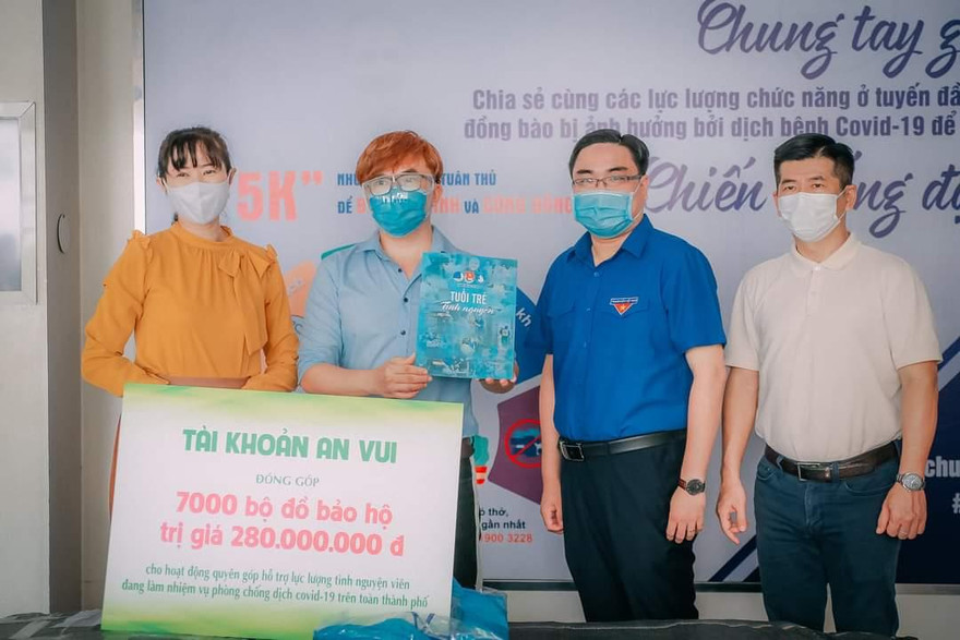 Thành Đoàn TP. HCM thăm, tặng quà thanh niên tuyến đầu chống dịch