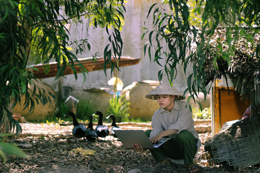 Chàng sinh viên gây ấn tượng với bộ ảnh học online ở quê ngoại