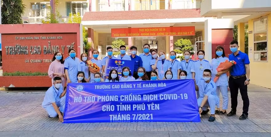 Sinh viên trường CĐ Y tế Khánh Hoà đến Phú Yên chống dịch