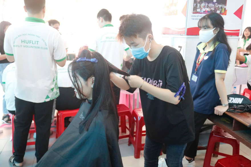 Hiến tóc vì bệnh nhân ung thư
