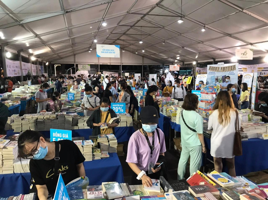 TP. HCM: Cuối tuần bạn trẻ “đi săn sách" giá rẻ 