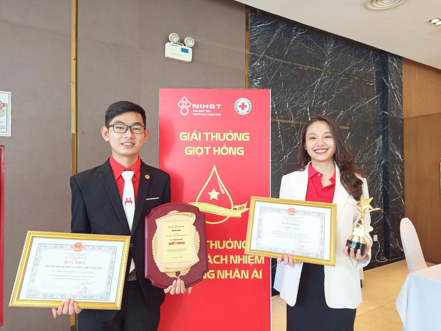 “Sóng ngầu sắc đỏ” cùng Chi hội Thanh niên vận động hiến máu 19/8 