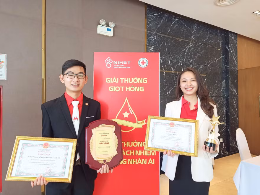 “Sóng ngầu sắc đỏ” cùng Chi hội Thanh niên vận động hiến máu 19/8 