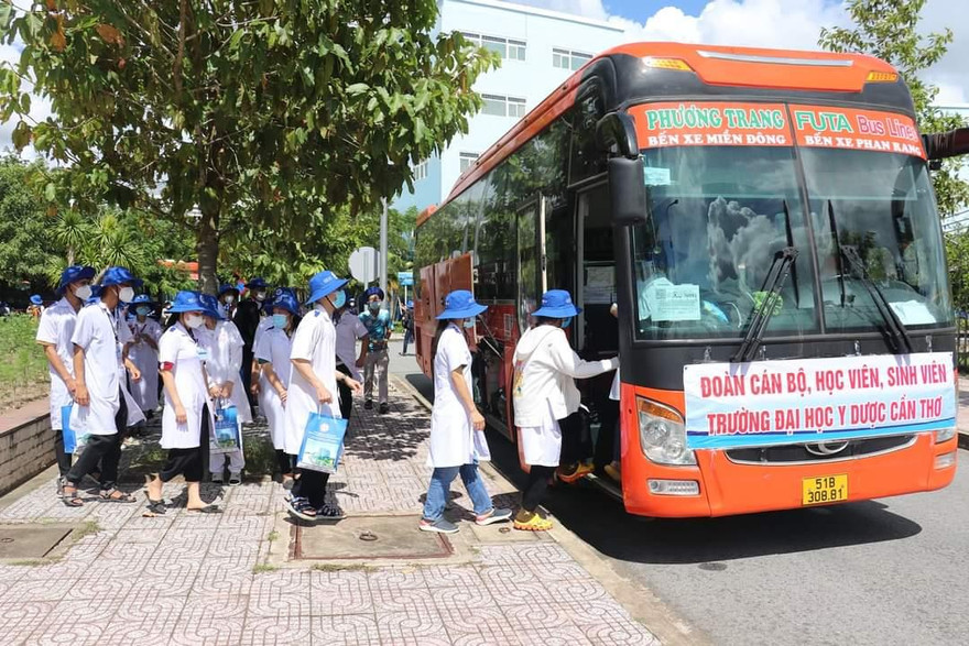 Sinh viên trường ĐH Y Dược Cần Thơ hỗ trợ TP. HCM chống dịch