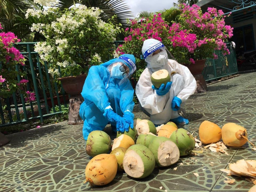 Ăn mừng xóm không có ca nhiễm, chủ nhà hái dừa mời các tình nguyện viên