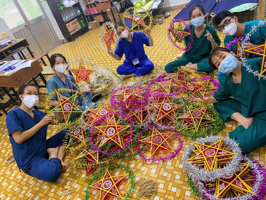 Mang Trung Thu đến trẻ em trong khu cách ly 