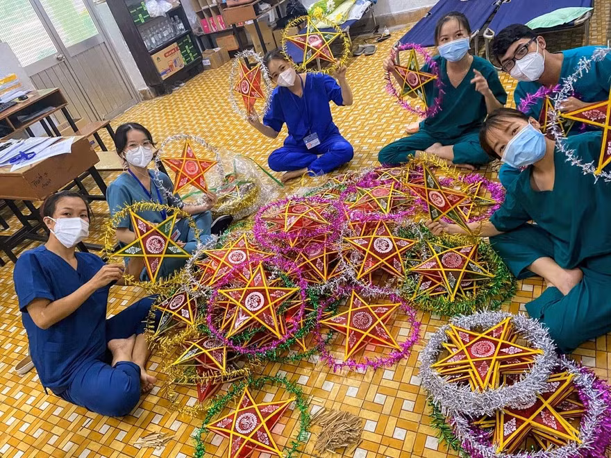 Mang Trung Thu đến trẻ em trong khu cách ly 