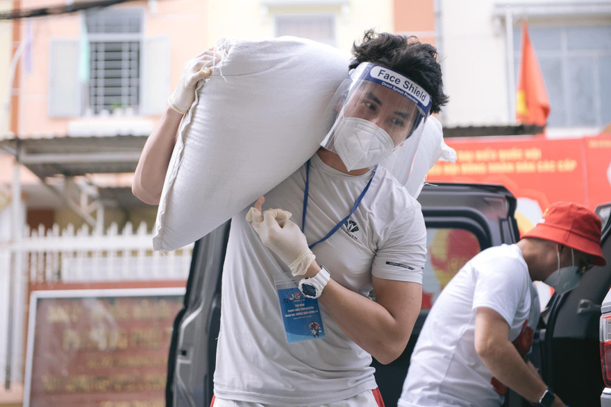 Nam người mẫu Hoàng Phi Kha: “Nếu ai cũng sợ thì ai sẽ là người chống dịch”