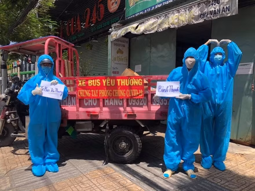 “Chuyến xe yêu thương”: Chở quà đi khắp Sài Gòn