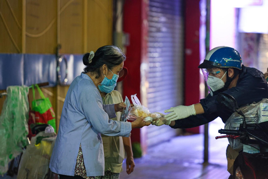 Đong đầy yêu thương với dự án “Bánh mì Sài Gòn 0 đồng” 