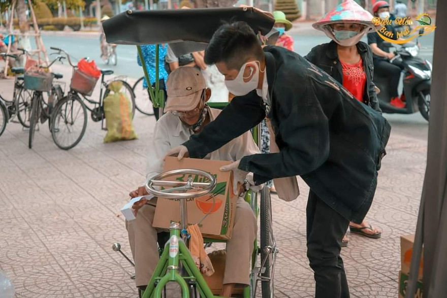 Chàng sinh viên với chương trình “Góp gạo thổi cơm mùa COVID-19, lần 4”