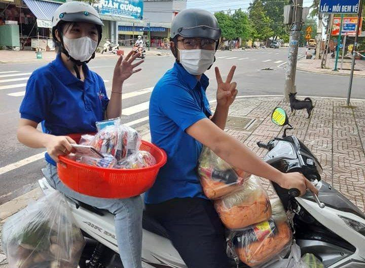 “Shipper áo xanh” vận chuyển hàng hóa thiết yếu miễn phí giúp người dân mùa dịch