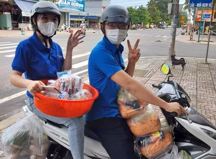 “Shipper áo xanh” vận chuyển hàng hóa thiết yếu miễn phí giúp người dân mùa dịch