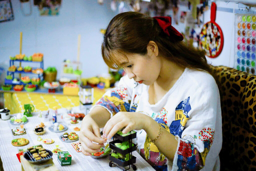 Cô nàng 9X làm giấy khen, thẻ điện thoại mini cho... búp bê