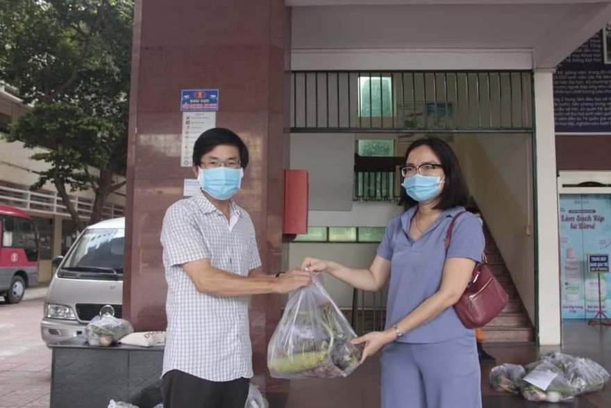 Giảng viên cùng san sẻ những phần nông sản được hỗ trợ trong mùa dịch