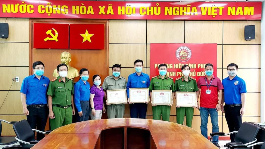 Thành Đoàn TP. Thủ Đức khen thưởng “nóng” cho đoàn viên tham gia chống dịch