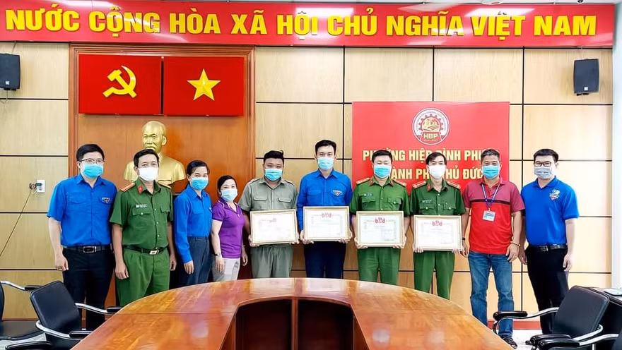 Thành Đoàn TP. Thủ Đức khen thưởng “nóng” cho đoàn viên tham gia chống dịch