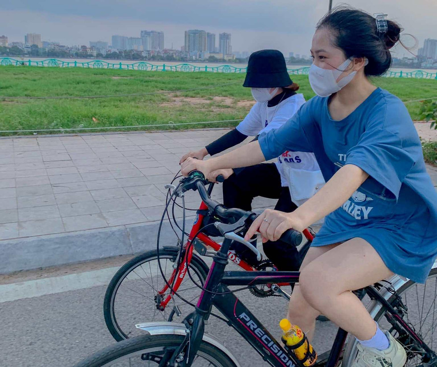 Thong dong trên xe đạp